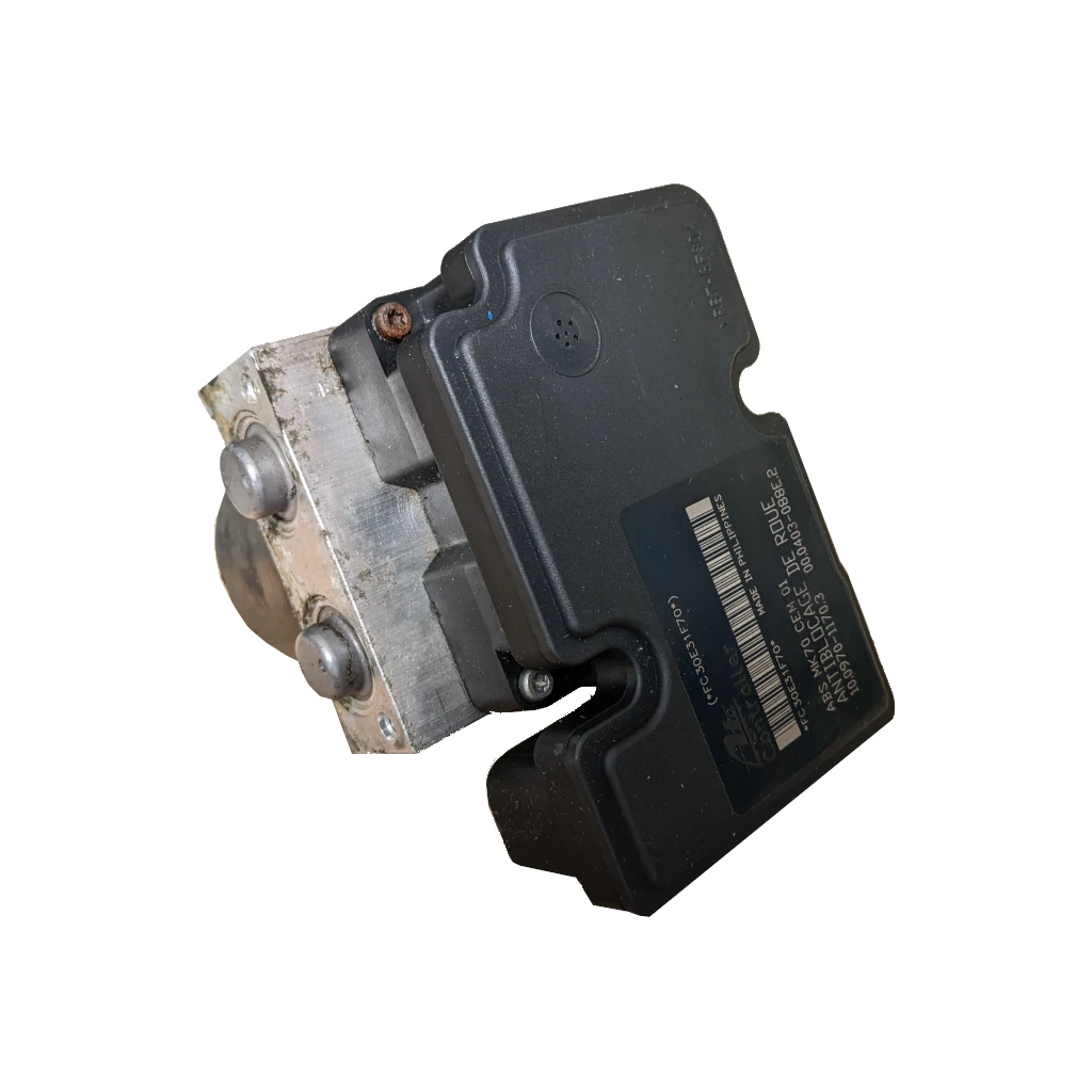 Leckage aus der Hydraulik der ABS-Pumpe. Undichte ABS-Pumpe